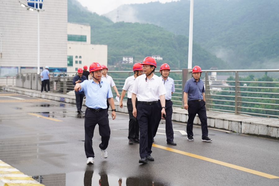 涂山峰在隔河巖大壩檢查防洪度汛工作(攝影:楊海青) 涂山峰在隔河巖大壩檢查防洪度汛工作(攝影:楊海青)